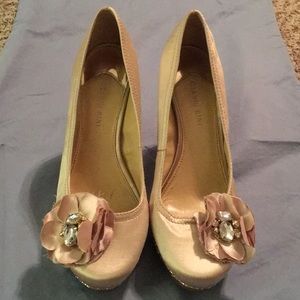 👠 Gianni Bini nude and gold platform heels! 👠